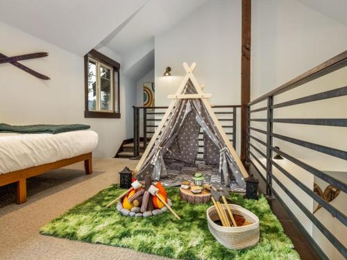 uma sala com uma mesa com uma barraca dentro em Suncadia 4 Bdrm Resort Core Home 4 King En Suites em Roslyn