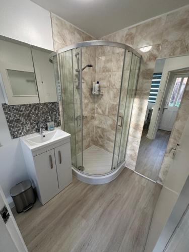 a bathroom with a shower and a sink at City Centre 3 Bedrooms House with 2 Free Parking in Nottingham