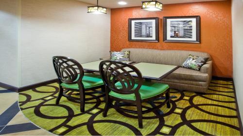 une pièce avec une table, des chaises et un canapé dans l'établissement Holiday Inn Express Peachtree Corners-Norcross by IHG, à Norcross