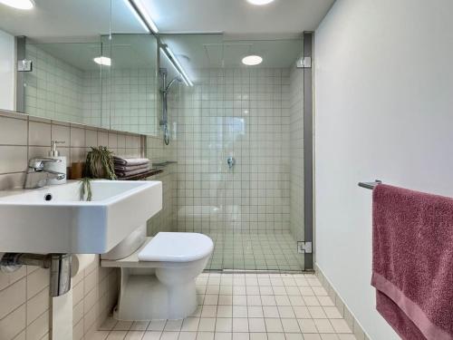 Et badeværelse på Nice 2B Apt nearuthern Docklands Centre