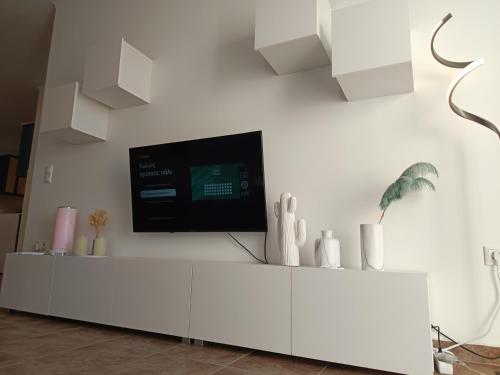 een woonkamer met een tv aan een witte muur bij Nafplio pleasure project in Nafplio
