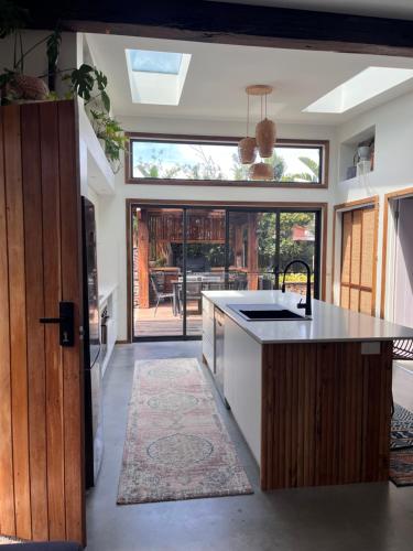 una cocina con fregadero y encimera en Tathra Tides, en Tathra