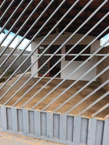 a metal fence on the side of a building at Adventure Casa de Temporada in Chapada dos Guimarães