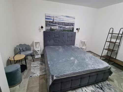 una camera da letto con un grande letto e sedie di Vila Sebas a Zărneşti