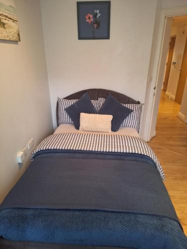 En eller flere senge i et værelse på Cosy Gated Room with Free Secure Parking Private Bathroom