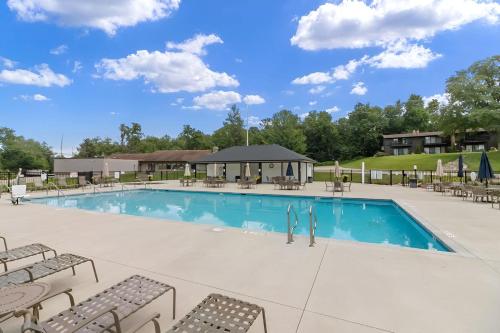 una grande piscina con sedie e un edificio di The Overlook at Interlaken a Lake Como