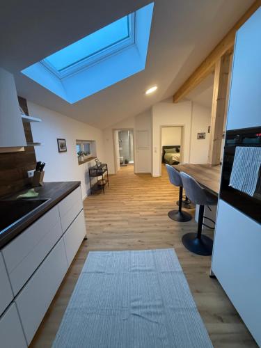 een keuken met een dakraam in het plafond en een tafel bij Leni Vacation Rental in Hattert