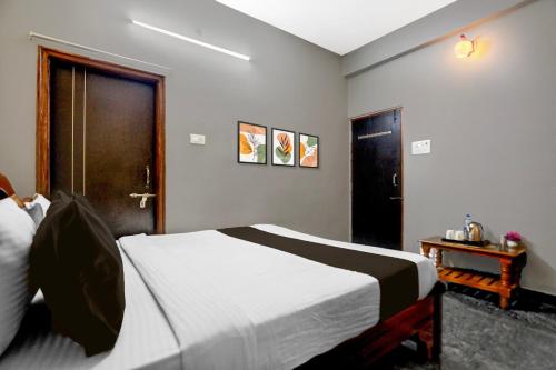 Postel nebo postele na pokoji v ubytování Hotel O AMR Home Stays