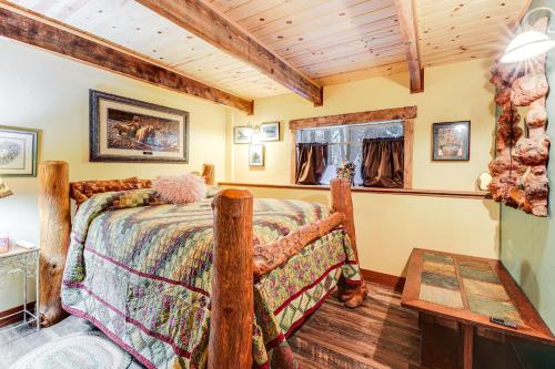 En eller flere senge i et værelse på Secluded Mtn Retreat with Resort Perks in Whitefish!