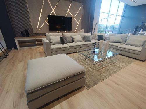 Departamento de tres dormitorios في كوينكا: غرفة معيشة مع أريكة وطاولة قهوة