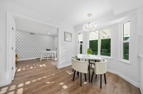 ein weißes Esszimmer mit Tisch und Stühlen in der Unterkunft Marbella Lane Modern Home w Private Backyard in La Habra