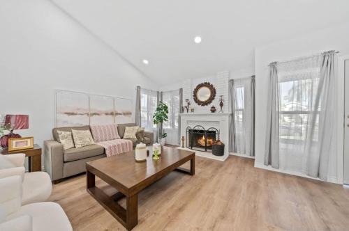 ein Wohnzimmer mit Sofa und Tisch in der Unterkunft Marbella Lane Modern Home w Private Backyard in La Habra