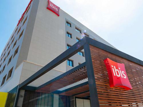 拉夫拉斯ibis Lavras的一栋前面挂着hudos标志的建筑