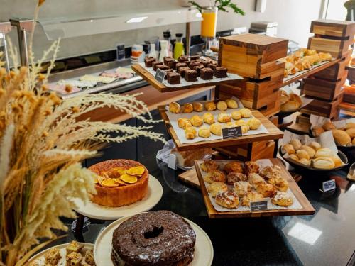 拉夫拉斯ibis Lavras的一家售卖各种糕点和蛋糕的面包店