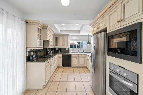 O bucătărie sau chicinetă la Marbella Lane - Contemporary 4BR Charm w Pool