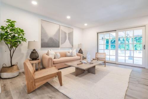 Et opholdsområde på Marbella Lane - Serene Ranch Style Home wPool