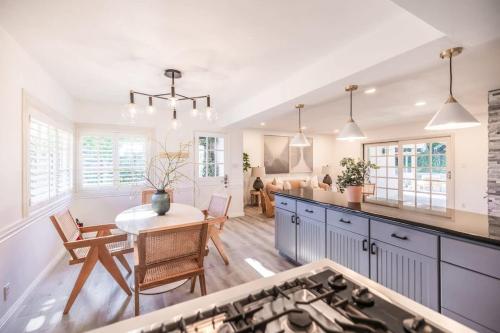 Køkken eller tekøkken på Marbella Lane - Serene Ranch Style Home wPool