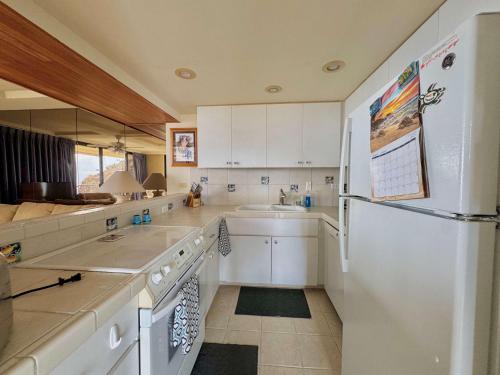 Kuchyň nebo kuchyňský kout v ubytování Marbella Lane - Beachfront Haven w MT Views