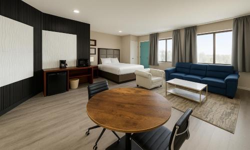 una sala de estar con un sofá y una mesa en Hotel Pergola Jamaica JFK, en Queens