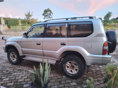 Ảnh trong thư viện ảnh của Toyota Landcruiser Prado ở Kampala