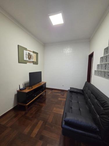 a living room with a couch and a flat screen tv at Casa do Mateus no bairro Pilar in Ouro Preto