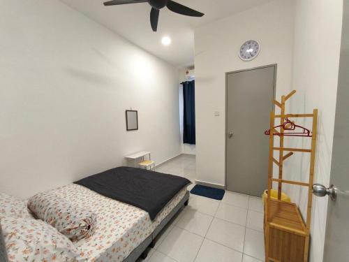 Ένα ή περισσότερα κρεβάτια σε δωμάτιο στο Rumah Kakak