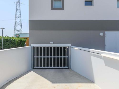 Un balcón con un radiador en el lateral de un edificio. en Ibis Budget La Rochelle Puilboreau, en Puilboreau