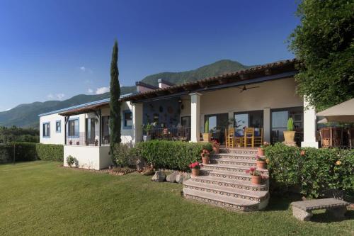 Cảnh núi rừng hoặc tầm nhìn ra núi từ nhà nghỉ dưỡng