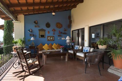 Khu vực ghế ngồi tại ANANA Casa de los Sueños - Villa with Thermal Water and Views