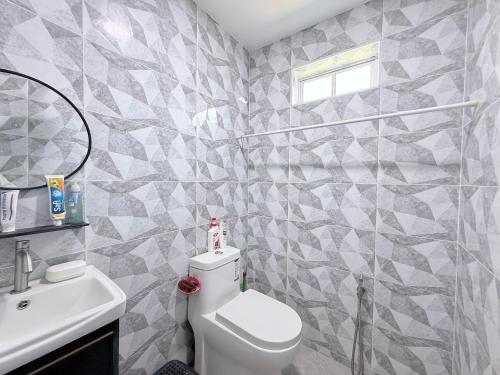 une salle de bains avec toilettes et lavabo dans l'établissement Teratak Idaman, à Rengit