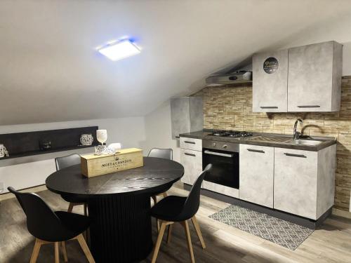 Atena B&B APARTMENTS Imperial في San Silvestro: مطبخ مع طاولة عليها صندوق