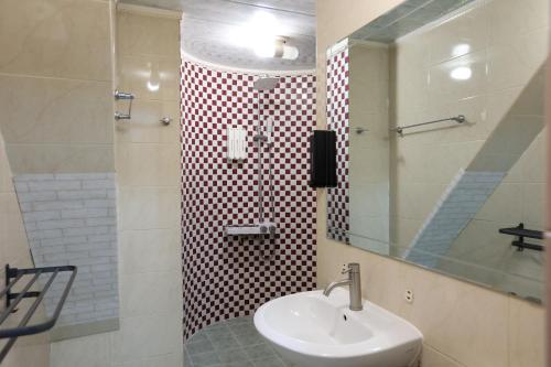 um banheiro com pia e espelho em Chuncheon Stay em Chuncheon