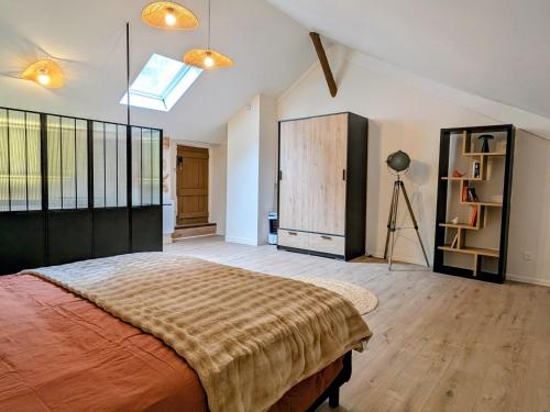 Ένα ή περισσότερα κρεβάτια σε δωμάτιο στο Gîte des Remparts près de Clermont, confort et charme - FR-1-582-541