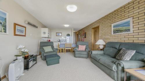 Χώρος καθιστικού στο 7 Flynns Beach Apartments