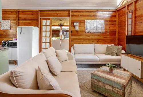 a living room with a white couch and a refrigerator at Cabana em Itu-SP Chalé Veraneio Camping Carrion in Itu
