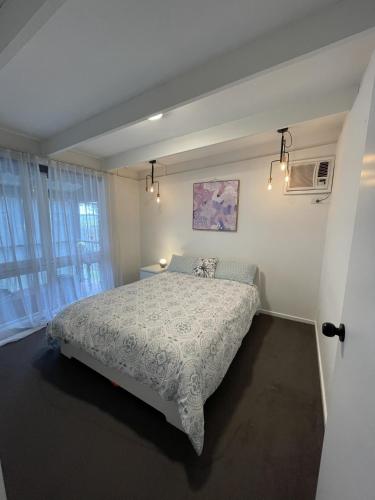 a bedroom with a bed and a window at Peaceful 3BR Family Home with free Parking and Garden Oasis in Bayswater