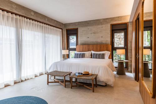 a bedroom with a bed and a table at Juquehy Praia Hotel in Juquei