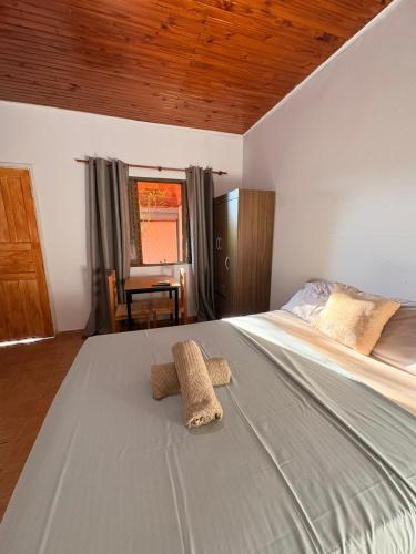 En eller flere senge i et værelse på Posada KUARAHY