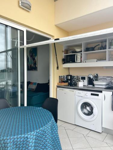 Η κουζίνα ή μικρή κουζίνα στο Le Voyage est le Rêve de MARY La Baie Tartane