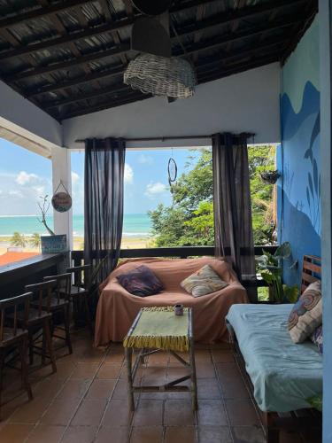 Vista Surf Pipa Hostel في بيبا: سريرين في غرفة مطلة على المحيط