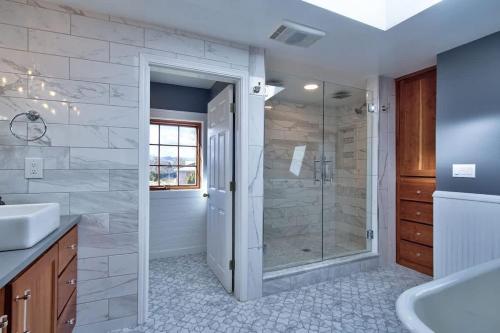 Ванная комната в Vintage Terrace Pied a Terr Suitee