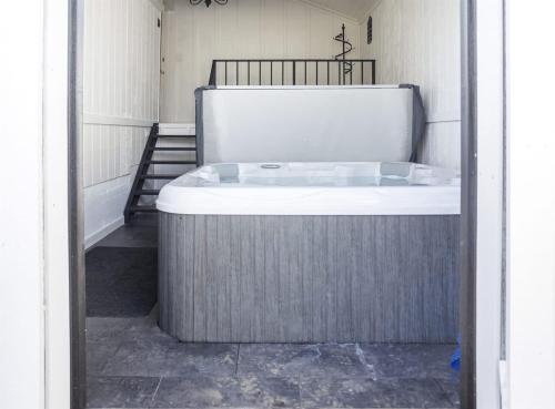 Кровать или кровати в номере Vintage Terrace Pied a Terr Suitee