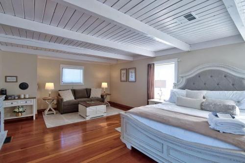 Ένα ή περισσότερα κρεβάτια σε δωμάτιο στο Vintage Terrace Spacious Historic Getaway Hot Tub