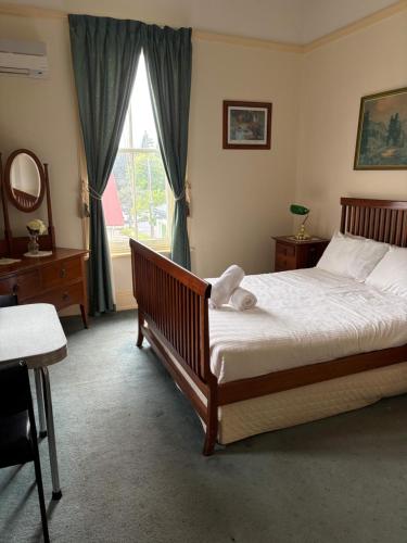 Giường trong phòng chung tại The Heritage Guesthouse Bombala