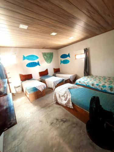 ピアサブスにあるCasa de Praia, Onda Serenaのベッド2台とソファが備わる客室です。