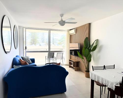 En eller flere senge i et værelse på Surfers Sunrise Retreat