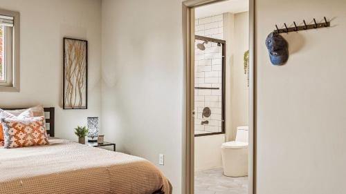 Emerald Bluff by AvantStay Lake Views Deck Fire Pit Game Room في Long Pond: غرفة نوم مع سرير وممشى في الدش