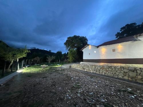 um muro de contenção de pedra ao lado de um edifício à noite em Casa AB em Zipaquirá