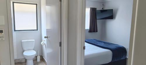 Phòng tắm tại BK's Magnolia Motor Lodge