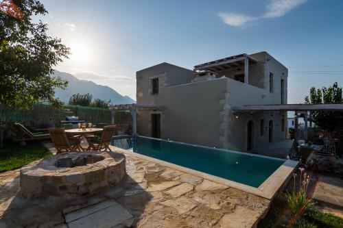 Imagen de la galería de Traditional Stonebuilt Villa Leonanto, only 5 Km from a Sandy Beach, en Kástellos